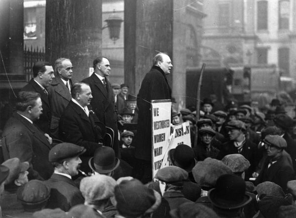 Сэр Уинстон Черчилль во время выступления у Ковент-Гардена, Лондон