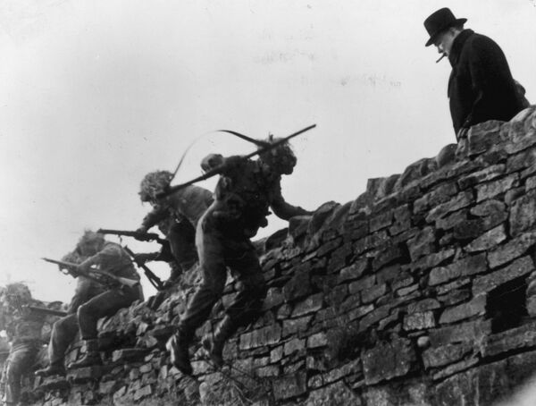 Уинстон Черчилль наблюдает за обучением солдат в замке Барнард