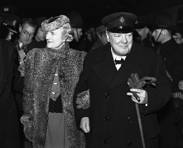 Премьер-министр Великобритании Уинстон Черчилль с женой Клементиной