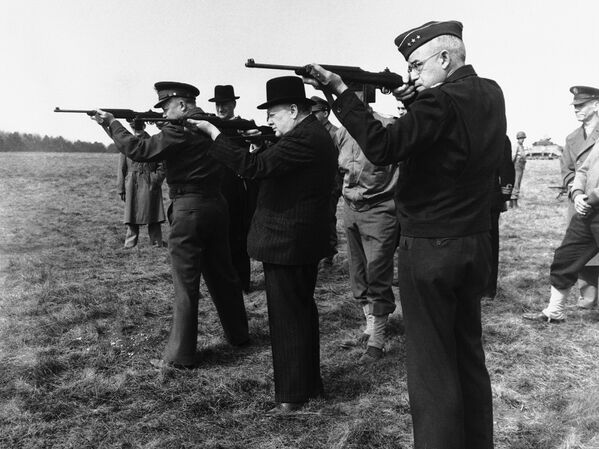 Дуайт Д. Эйзенхауэр, Уинстон Черчилль и генерал-лейтенант Омар Брэдли стреляют по мишеням из новых карабинов
