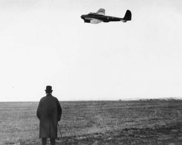 Уинстон Черчилль наблюдает за полетом бомбардировщика
