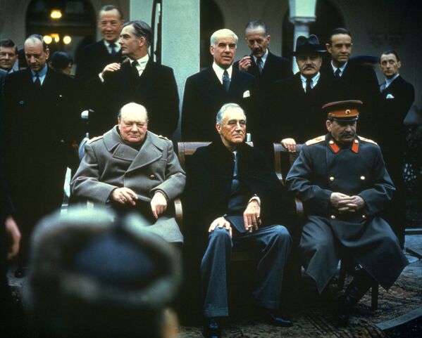 Уинстон Черчилль, Франклин Делано Рузвельт и Иосиф Сталин на Ялтинской конференции, февраль 1945 года