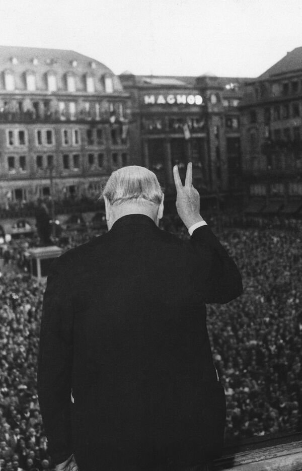 Уинстон Черчилль во время выступления в Страсбурге