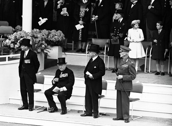 Уинстон Черчилль во время парада в годовщину победы