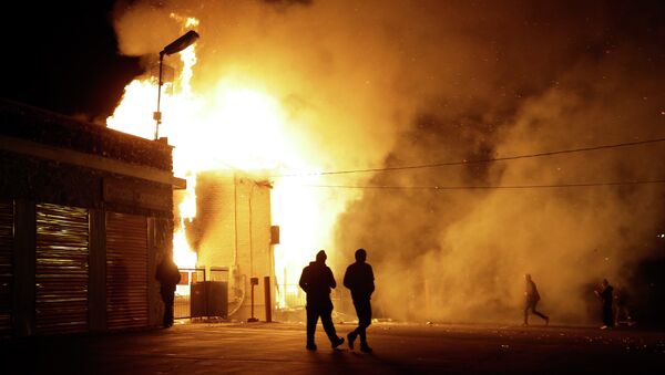 Пожар в Фергюсоне, возникший во время беспорядков