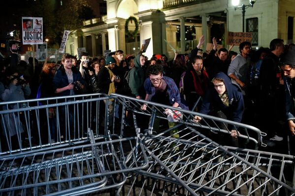 Демонстранты убирают баррикады у полицейского управления города Нью-Йорк