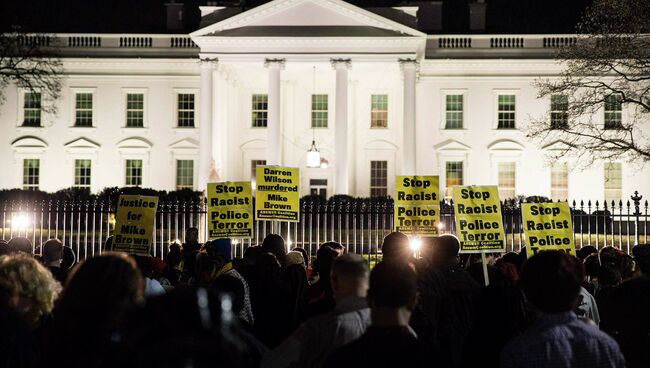 Демонстрация у Белого дома в Вашингтоне по поводу приговора в деле об убийстве подростка в Фергюсоне