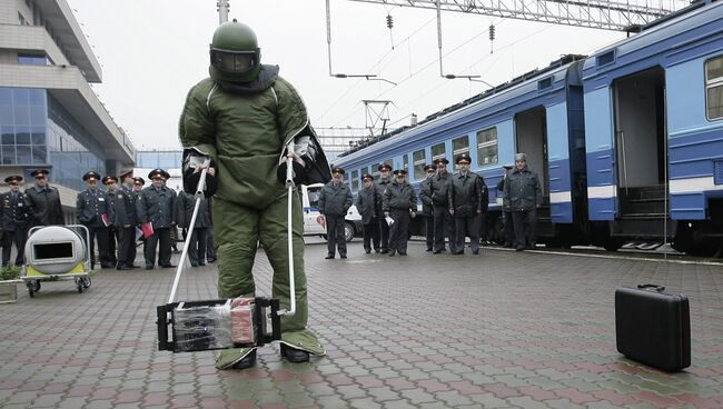 Учения по обнаружению и обезвреживанию взрывных устройств на железнодорожных вокзалах. Архивное фото