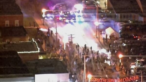 Беспорядки в Фергюсоне: горящие здания и митинг местных жителей