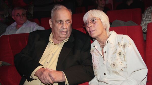 Кинорежиссер Эльдар Рязанов с супругой Эммой Абайдуллиной. Архивное фото