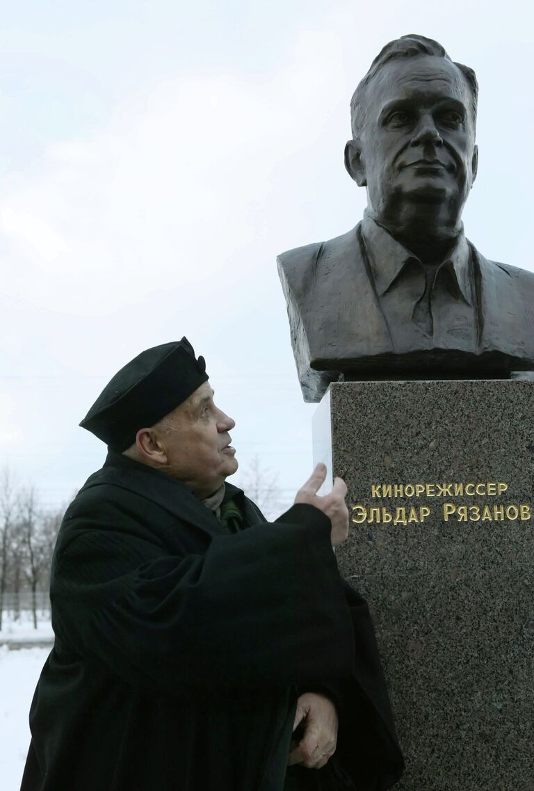 Бронзовый бюст Эльдара Рязанова установлен в Санкт-Петербурге