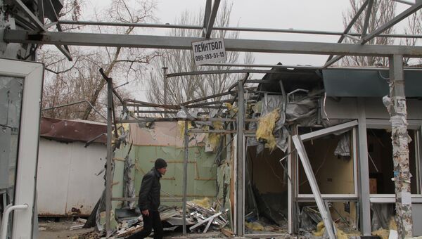 Разрушенная автобусная остановка в Донецке. Архивное фото.
