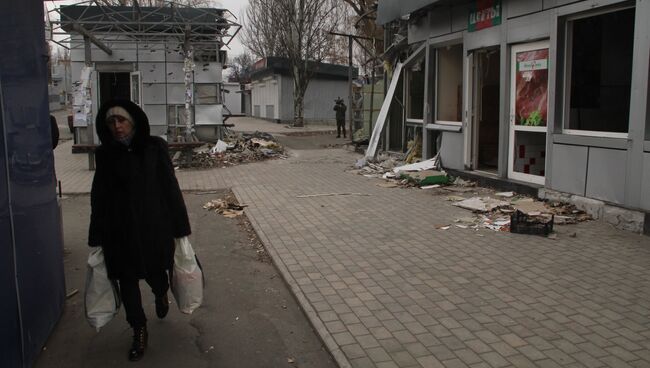 Автобусная остановка на проспекте Жукова в Донецке, пострадавшая от обстрела. Архивное фото