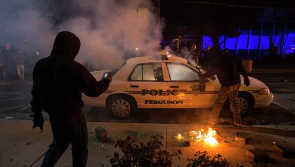 Протестующие кинули дымовую шашку в полицейский автомобиль в Фергюсоне
