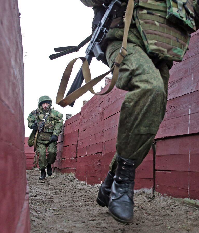 Военнослужащие на учениях морских пехотинцев береговых войск Балтийского флота в рамках подготовки ко дню морской пехоты в Калининградской области