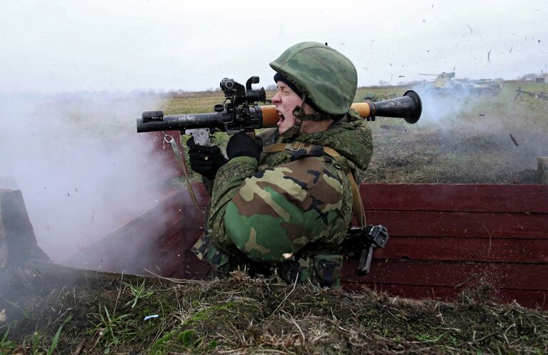 Военнослужащий стреляет из гранатомета на учениях морских пехотинцев береговых войск Балтийского флота в рамках подготовки ко дню морской пехоты в Калининградской области