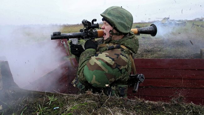 Военнослужащий стреляет из гранатомета на учениях морских пехотинцев. Архивное фото