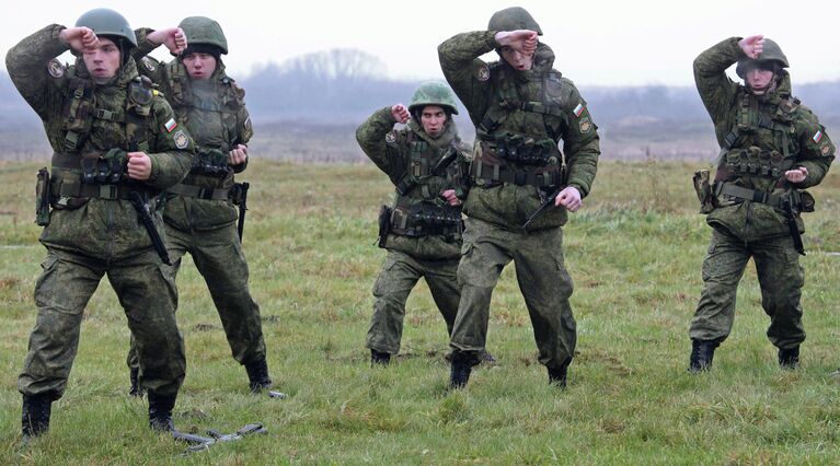 Военнослужащие на учениях морских пехотинцев береговых войск Балтийского флота в рамках подготовки ко дню морской пехоты