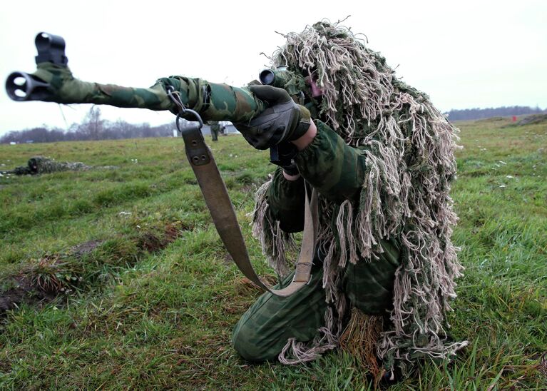 Военнослужащий на учениях морских пехотинцев береговых войск Балтийского флота в рамках подготовки ко дню морской пехоты