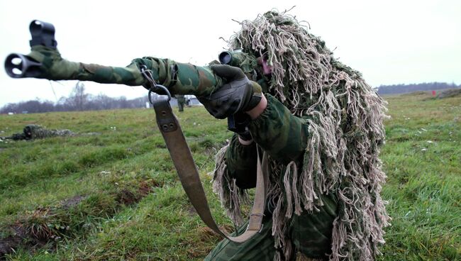 Военнослужащий на учениях морских пехотинцев береговых войск Балтийского флота в рамках подготовки ко дню морской пехоты. Архивное фото