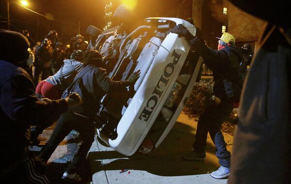 Протестующие перевернули полицейский автомобиль в Фергюсоне