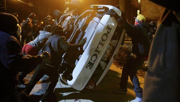 Протестующие перевернули полицейский автомобиль в Фергюсоне. Архивное фото
