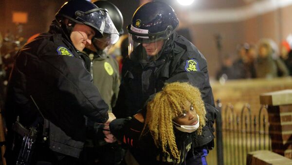 Полицейские задерживают девушку во время беспорядков в Фергюсоне. Архивное фото