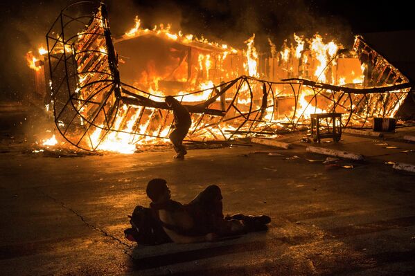 Пожар в магазине одежды во время беспорядков в Фергюсоне