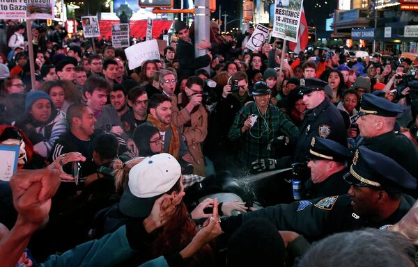 Полиция Нью-Йорка использует слезоточивый газ против демонстрантов на Таймс-Сквер