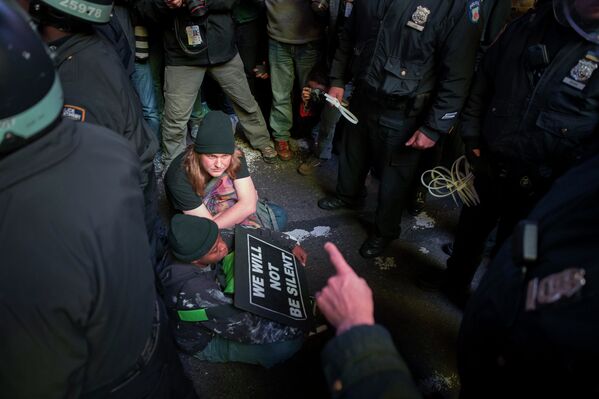 Задержанные полицией протестующие на площади Таймс-Сквер в Нью-Йорке