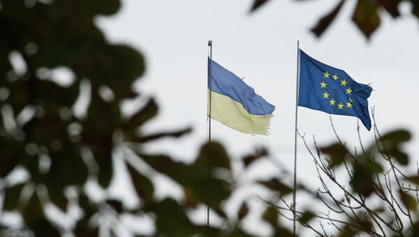 Флаги Украины и Европейского союза на одной из улиц Киева. Архивное фото