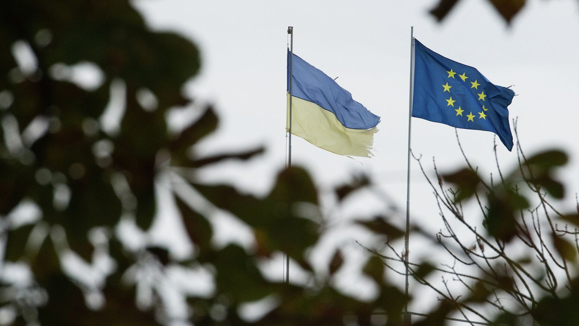 Флаги Украины и Европейского союза на одной из улиц Киева - РИА Новости, 1920, 19.11.2022