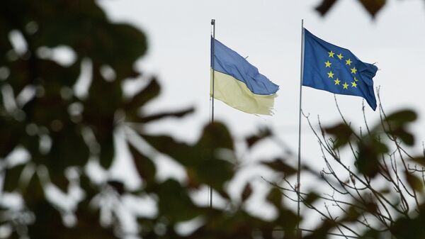 Флаги Украины и Европейского союза на одной из улиц Киева, архивное фото