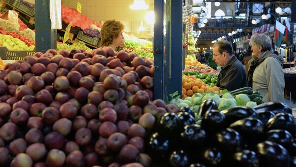 Покупатели у прилавка с овощами и фруктами. Архивное фото