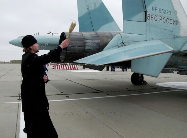 Освящение самолетов Су-27 СМ, прибывших в расположение 62-го истребительного авиаполка 27-й смешанной авиадивизии ВВС России, базирующийся на аэродроме Бельбек под Севастополем
