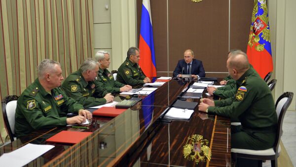 Президент России Владимир Путин проводит совещание в резиденции Бочаров ручей в Сочи