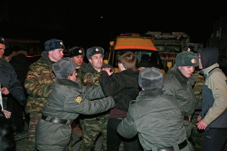 Оцепление не пропускает людей к месту трагедии в ночном клубе Хромая лошадь в Перми