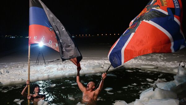 Новосибирские моржи провели акцию в поддержку Новороссии