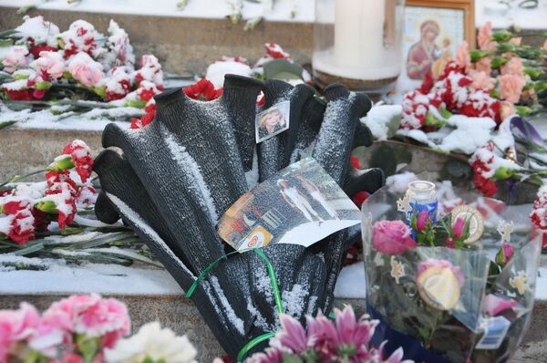 Цветы в память о погибших во время пожара в клубе Хромая лошадь в Перми