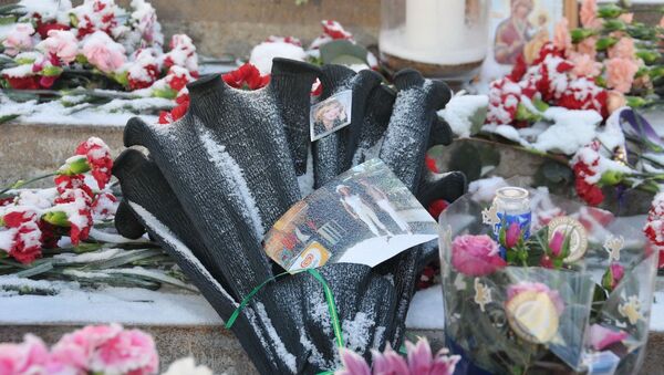 Цветы в память о погибших во время пожара в клубе Хромая лошадь в Перми