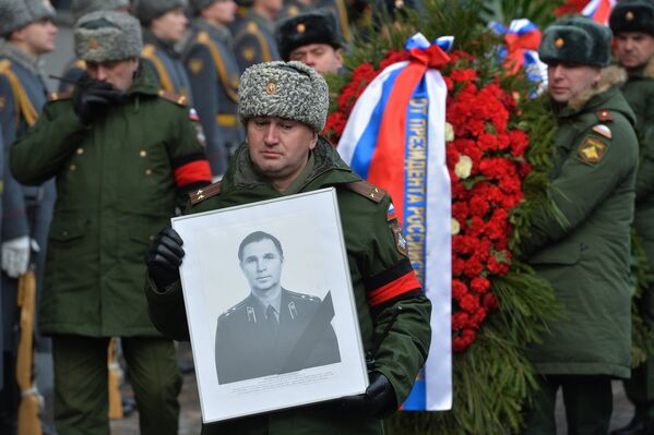 Вынос гроба с телом советского хоккеиста, заслуженного тренера СССР Виктора Тихонова