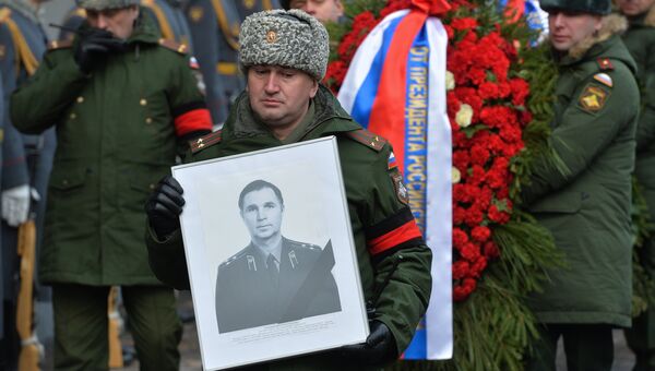 Вынос гроба с телом советского хоккеиста, заслуженного тренера СССР Виктора Тихонова