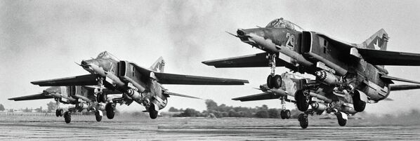 Звено истребителей-бомбардировщиков МИГ-27