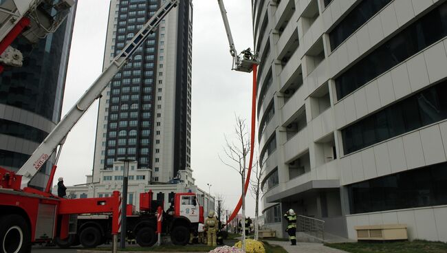 Отработка способов спасения людей и тушения пожара в высотках комплекса Грозный-Сити в Чечне