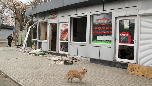 Магазин, разрушенный в результате обстрела на проспекте Жукова в Донецке