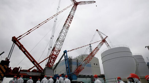 Рабочие возле АЭС Фукусима-1