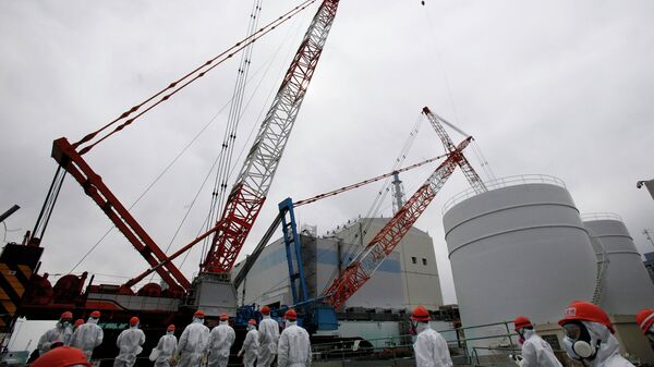 Рабочие возле АЭС Фукусима-1. Архивное фото