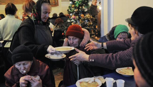 Предновогодний благотворительный обед для бездомных в Москве