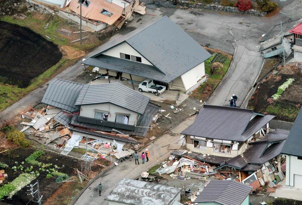 Вид с воздуха на разрушенные землетрясением дома в городе Хакуба