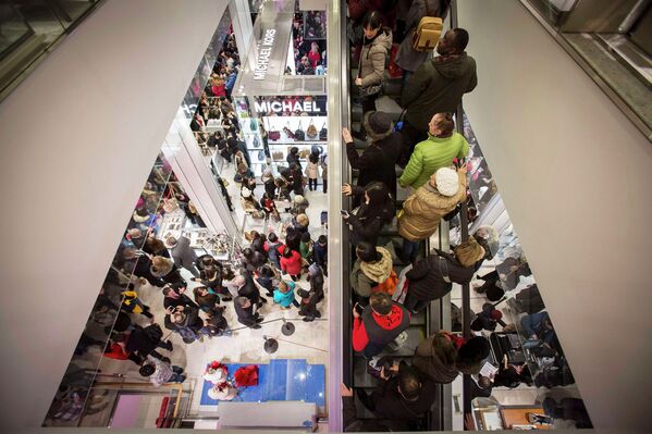 Покупатели в магазине Нью-Йорка во время распродажи Black Friday